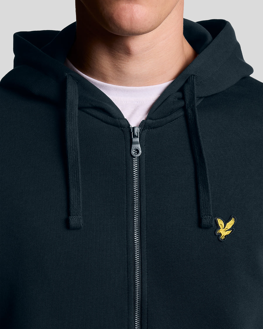 Homme portant un sweat à capuche en coton Loopback à fermeture éclair intégrale, couleur bleu marine foncé