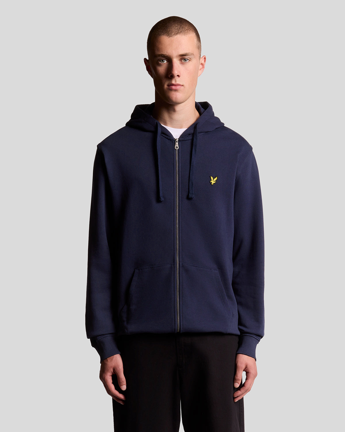 Homme portant un sweat à capuche en coton Loopback à fermeture éclair intégrale, couleur bleu marine