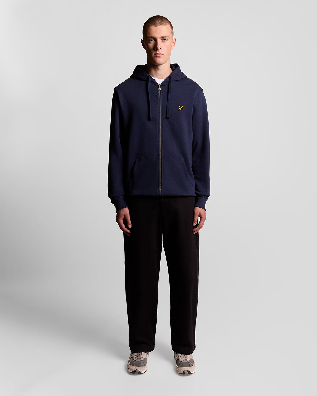 Homme portant un sweat à capuche en coton Loopback à fermeture éclair intégrale, couleur bleu marine