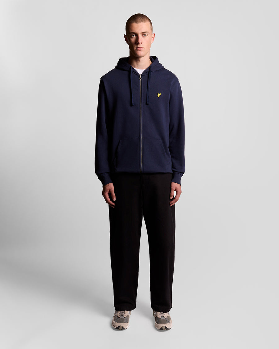 Homme portant un sweat à capuche en coton Loopback à fermeture éclair intégrale, couleur bleu marine
