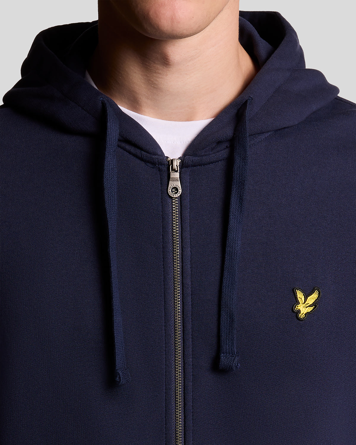 Homme portant un sweat à capuche en coton Loopback à fermeture éclair intégrale, couleur bleu marine