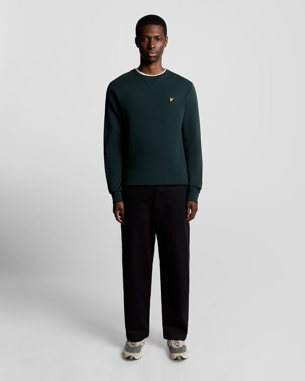 Homme portant un sweat-shirt à col rond en coton vert foncé