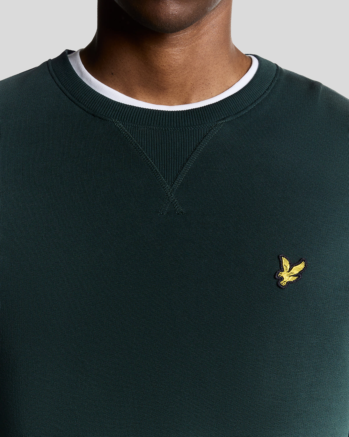 Homme portant un sweat-shirt à col rond en coton vert foncé