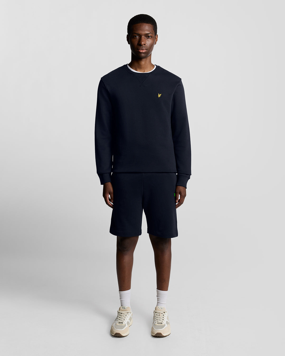 Homme portant un sweat-shirt à col rond en coton bleu marine foncé