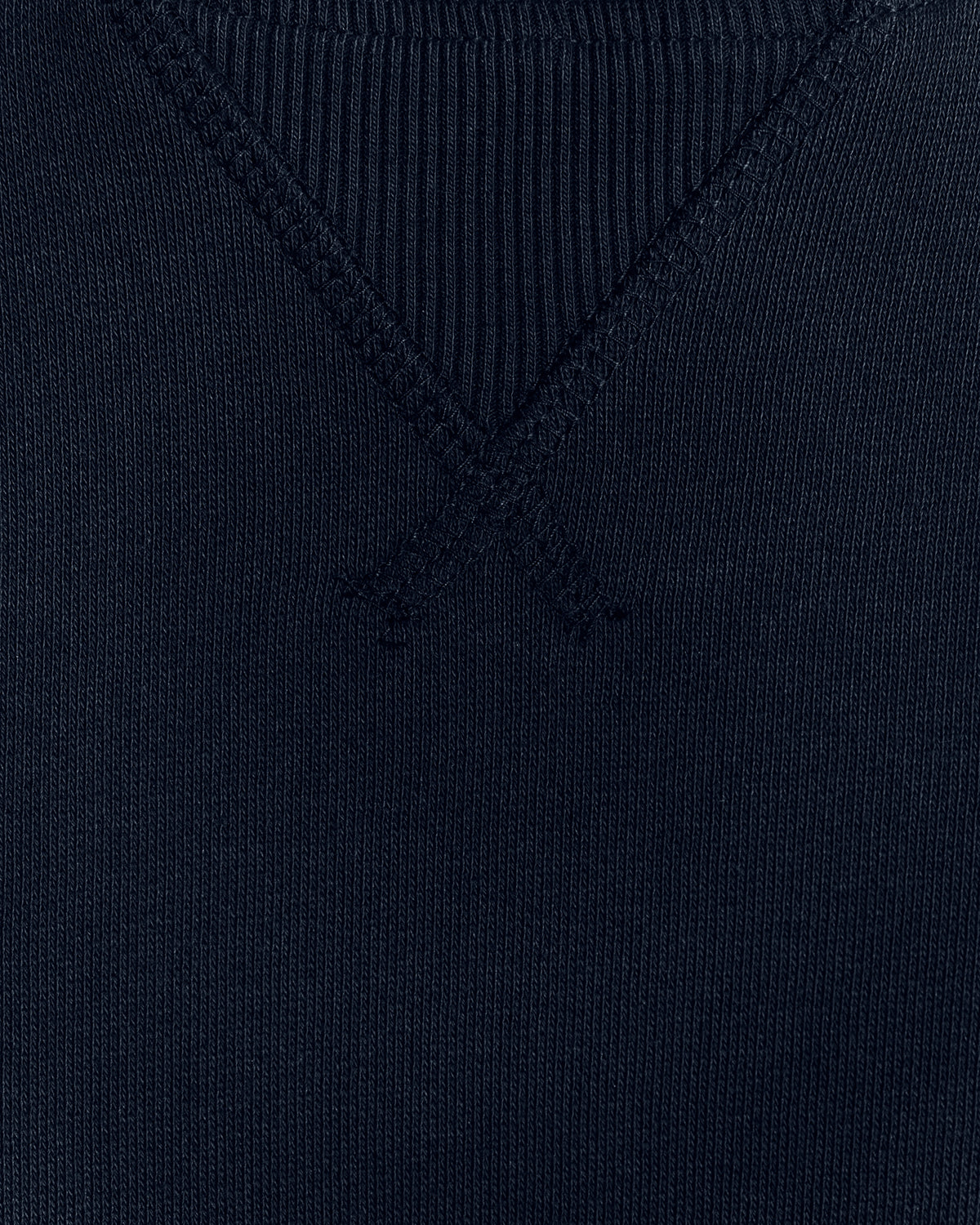 Homme portant un sweat-shirt à col rond en coton bleu marine foncé