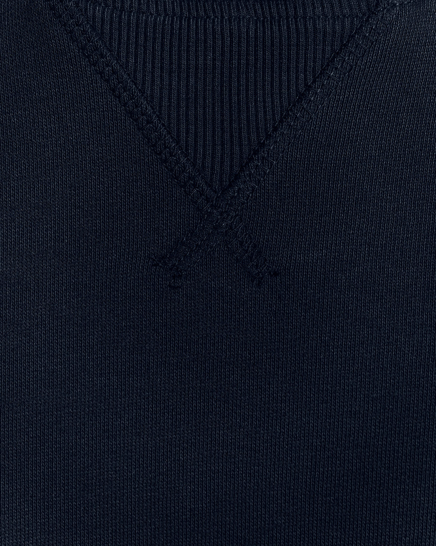 Homme portant un sweat-shirt à col rond en coton bleu marine foncé