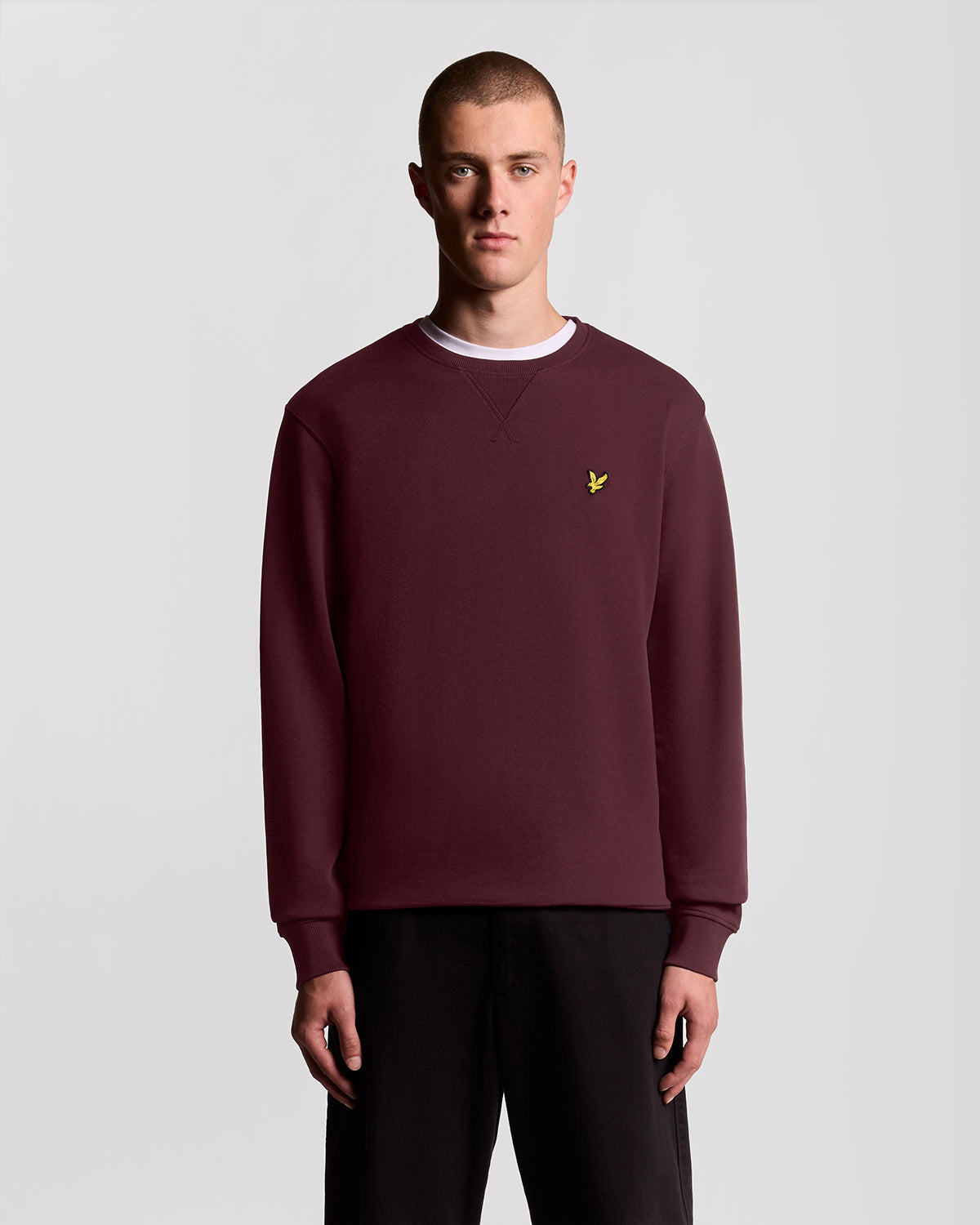 Man draagt een katoenen sweatshirt met ronde hals in bordeauxrood