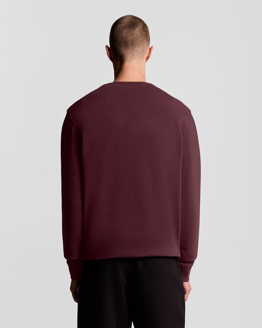 Man draagt een katoenen sweatshirt met ronde hals in bordeauxrood