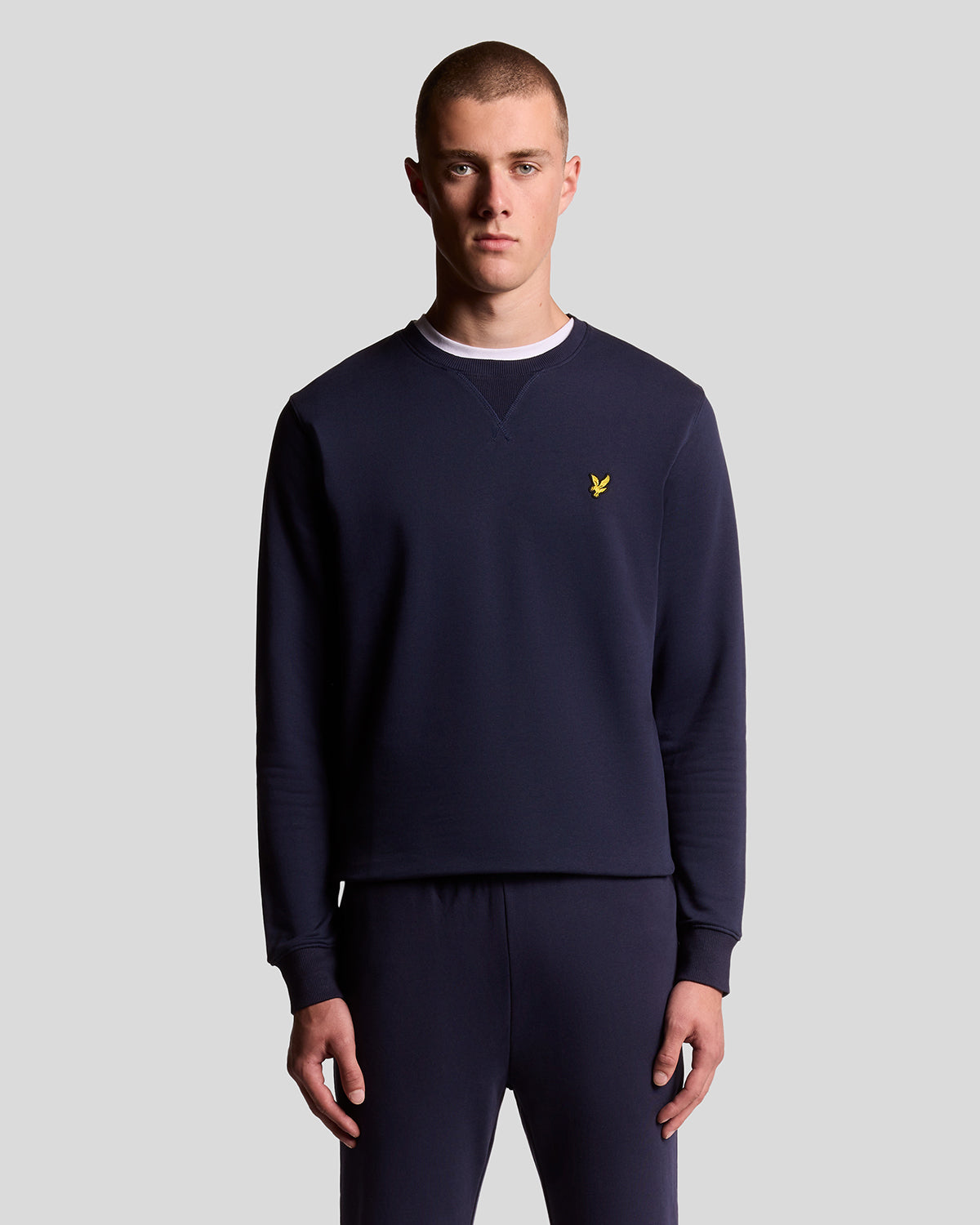 Man draagt een katoenen sweatshirt met ronde hals in marineblauw