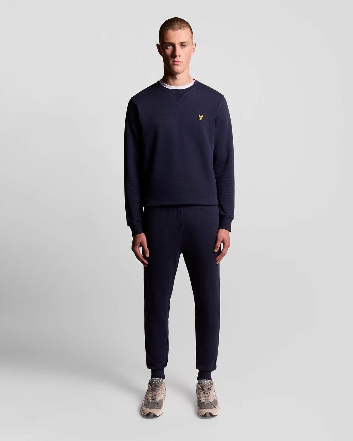 Man draagt een katoenen sweatshirt met ronde hals in marineblauw