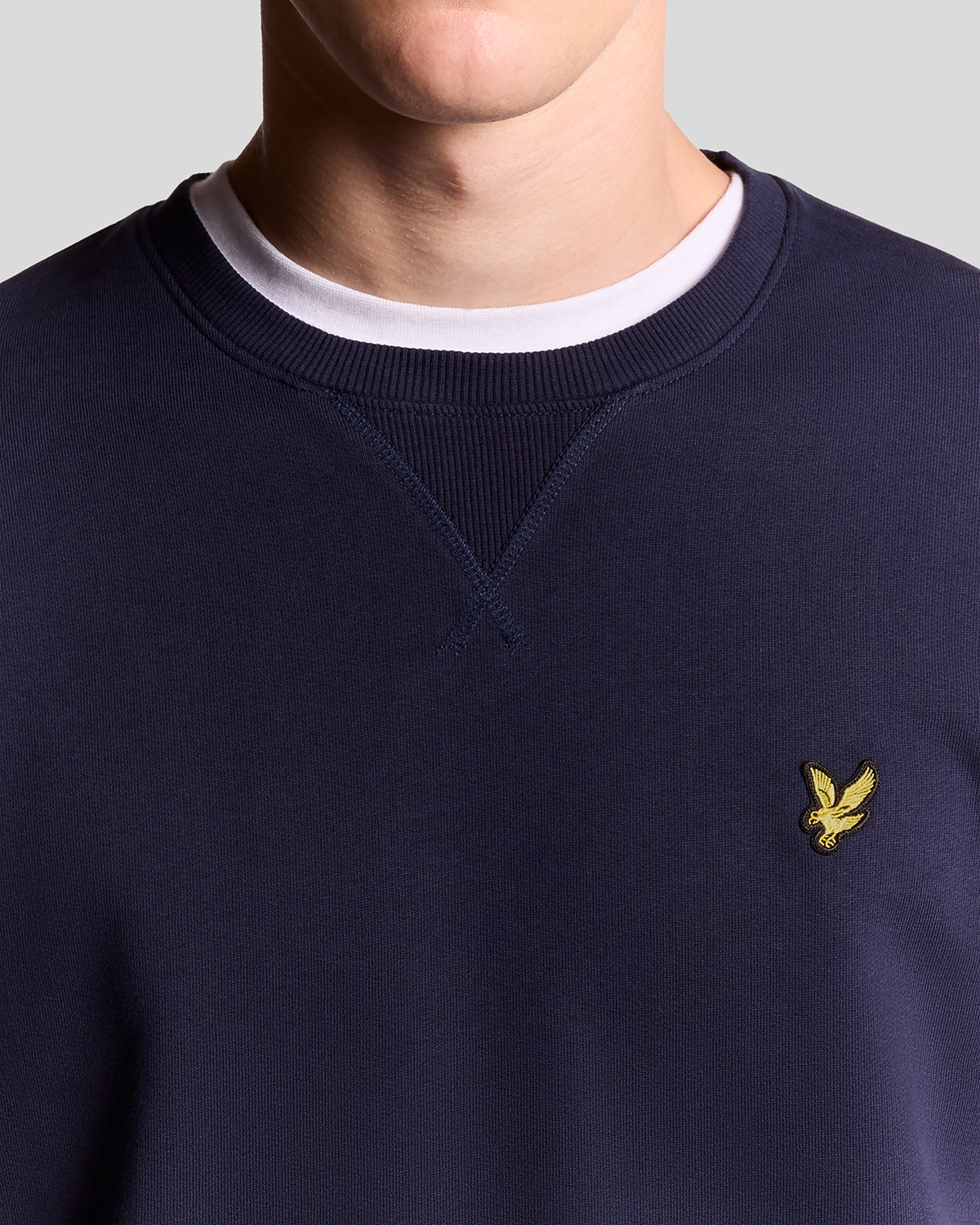 Man draagt een katoenen sweatshirt met ronde hals in marineblauw