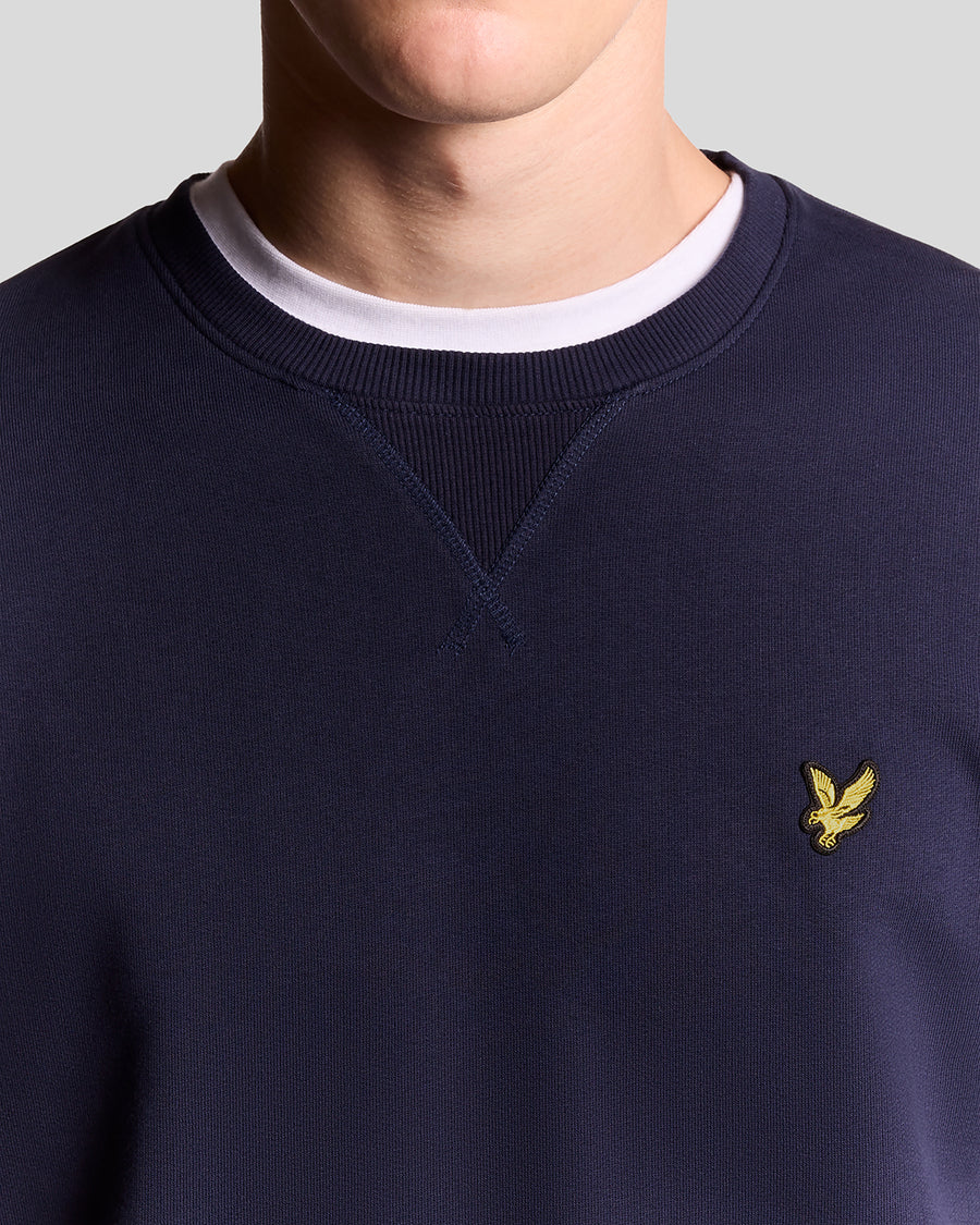 Man draagt een katoenen sweatshirt met ronde hals in marineblauw