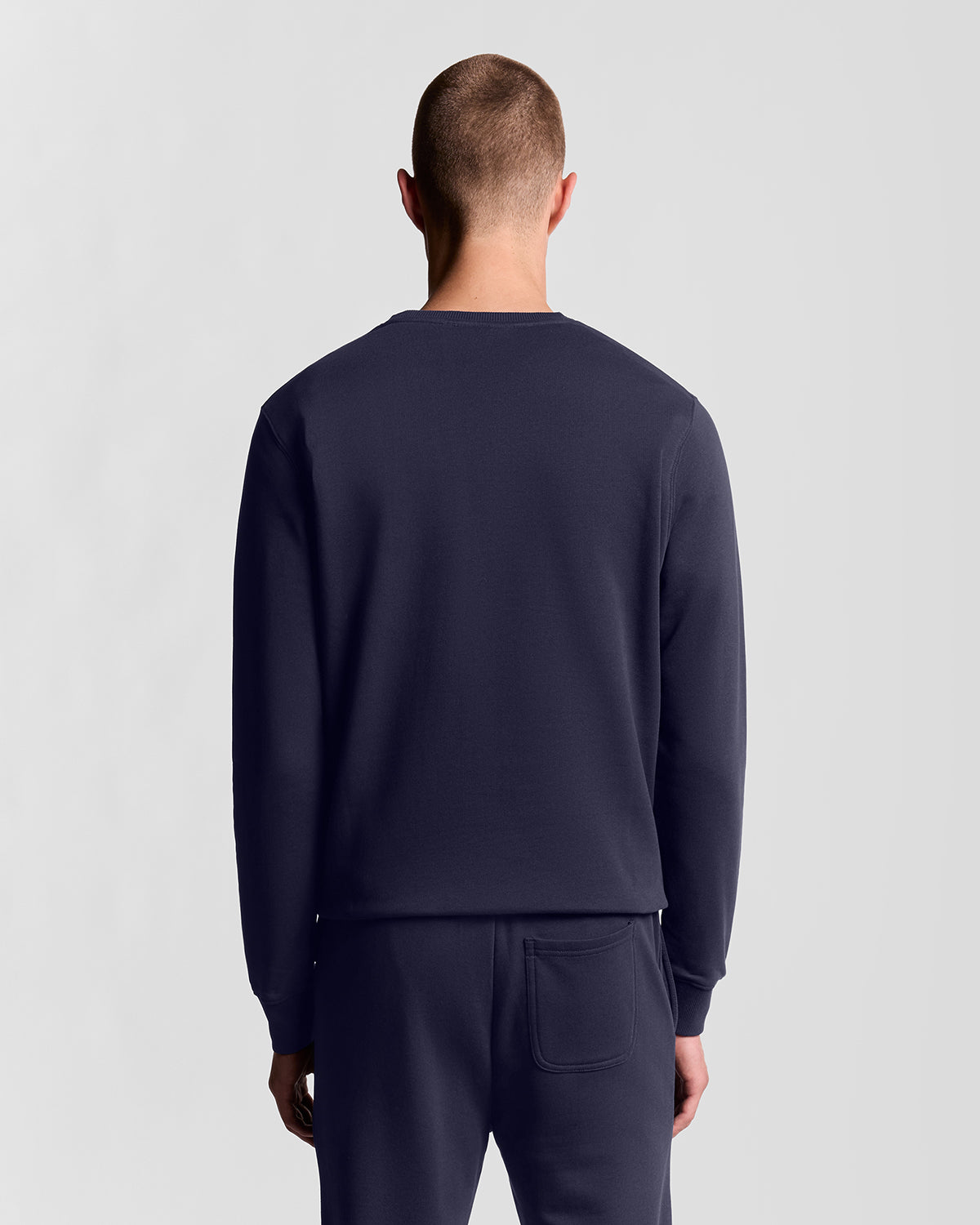 Man draagt een katoenen sweatshirt met ronde hals in marineblauw