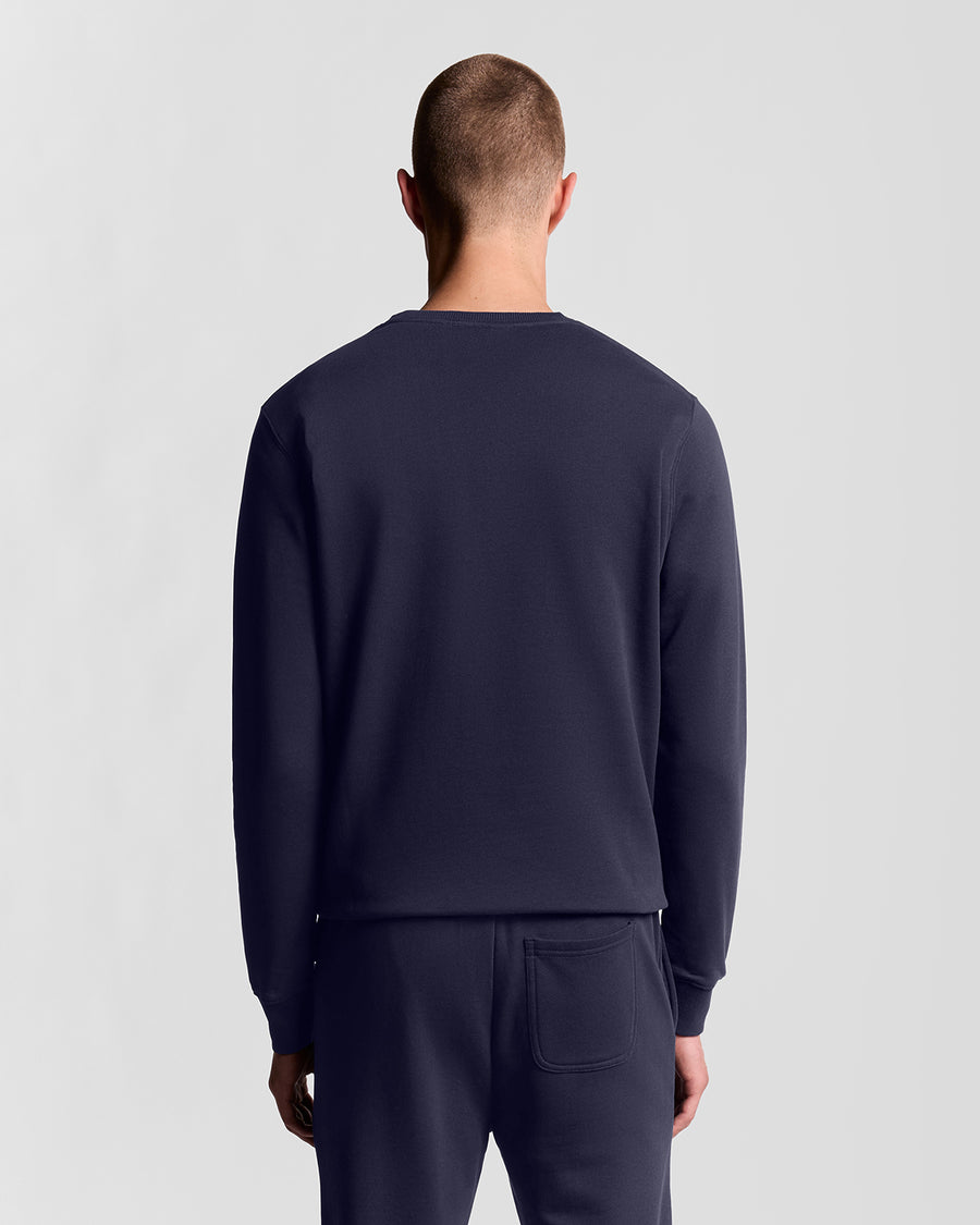 Man draagt een katoenen sweatshirt met ronde hals in marineblauw