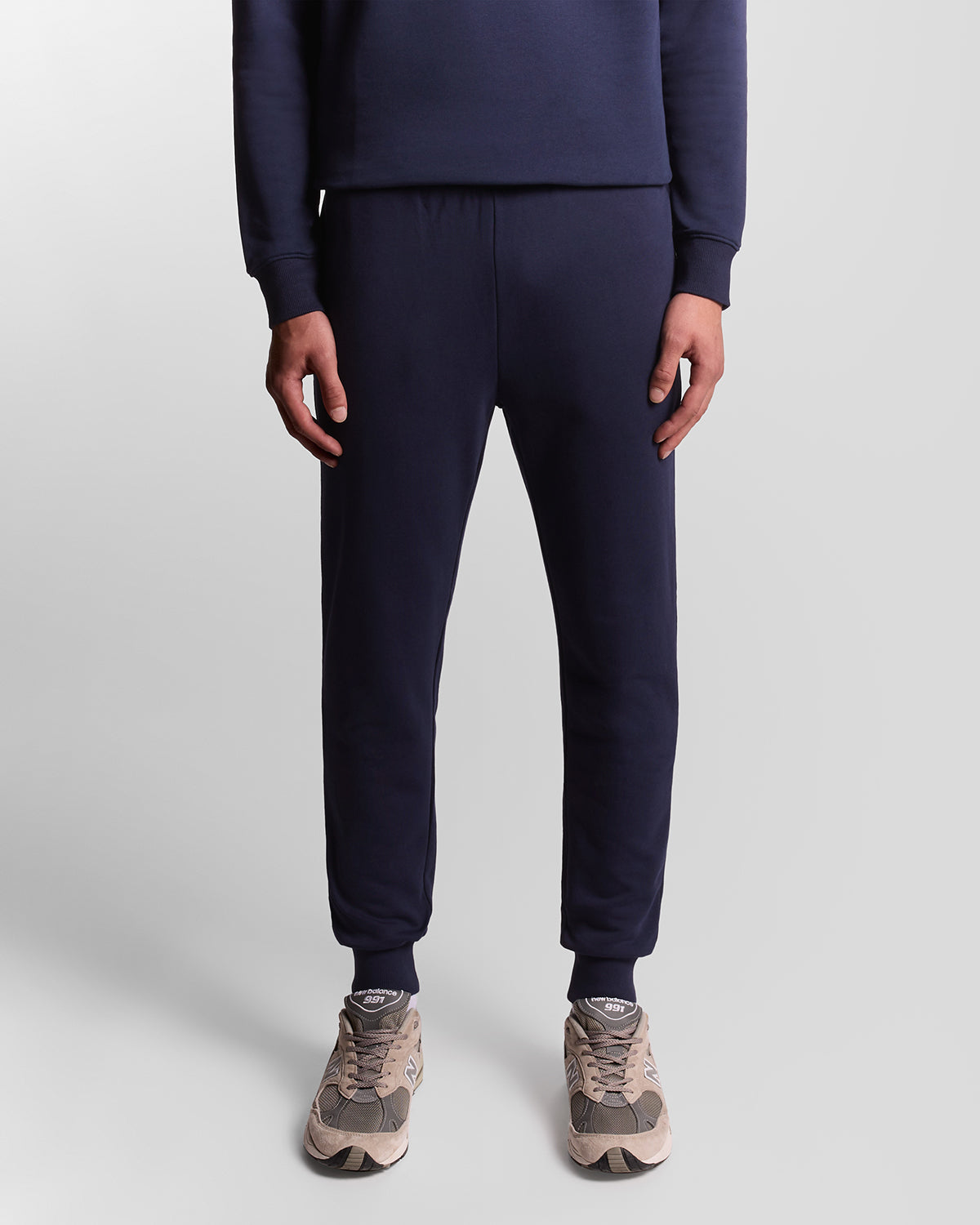 Uomo con pantaloni da jogging in cotone dal taglio aderente, colore blu navy