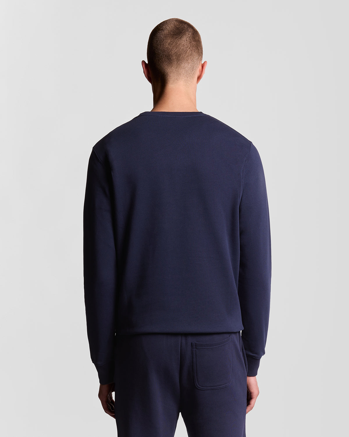 Uomo con pantaloni da jogging in cotone dal taglio aderente, colore blu navy