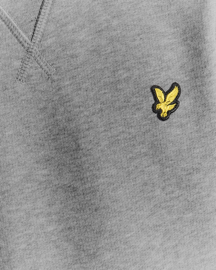 Garçon portant un sweat-shirt classique à col rond, gris clair chiné
