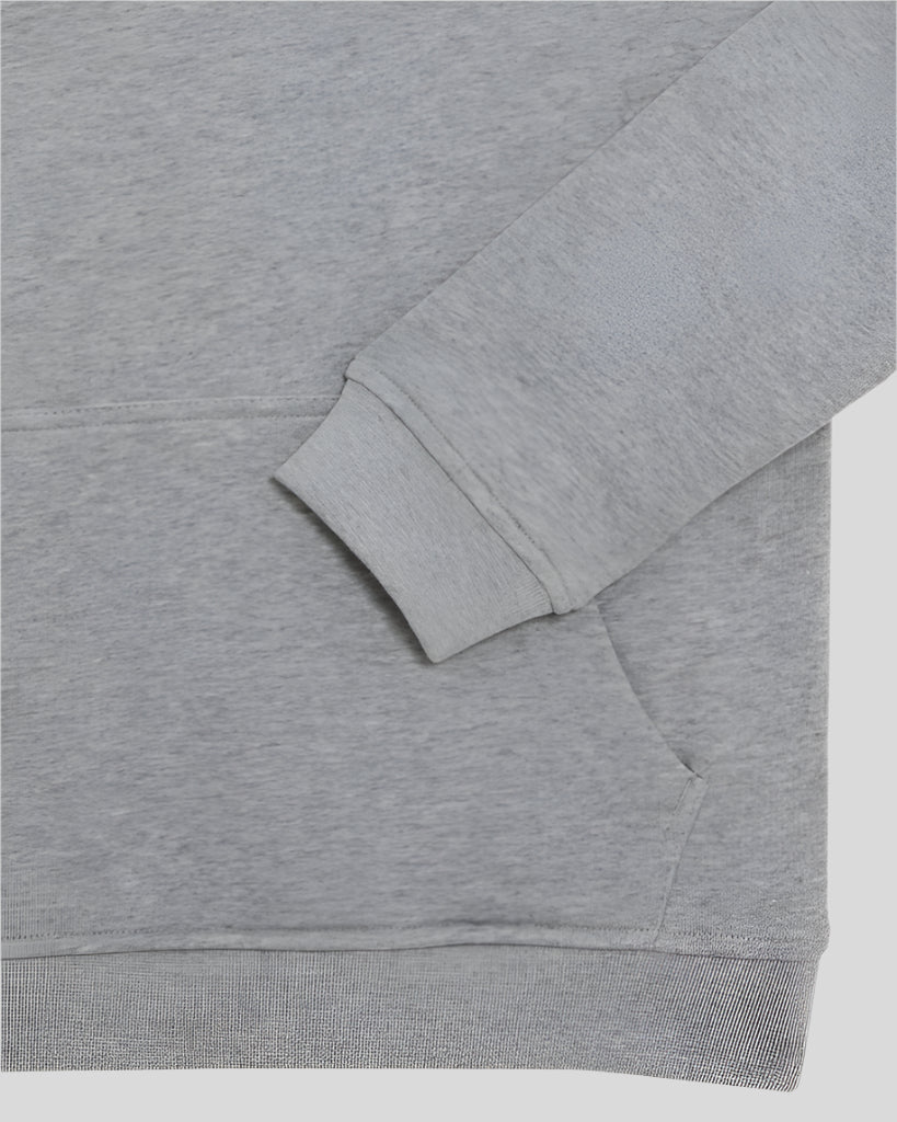 Garçon portant un sweat-shirt classique à col rond, gris clair chiné