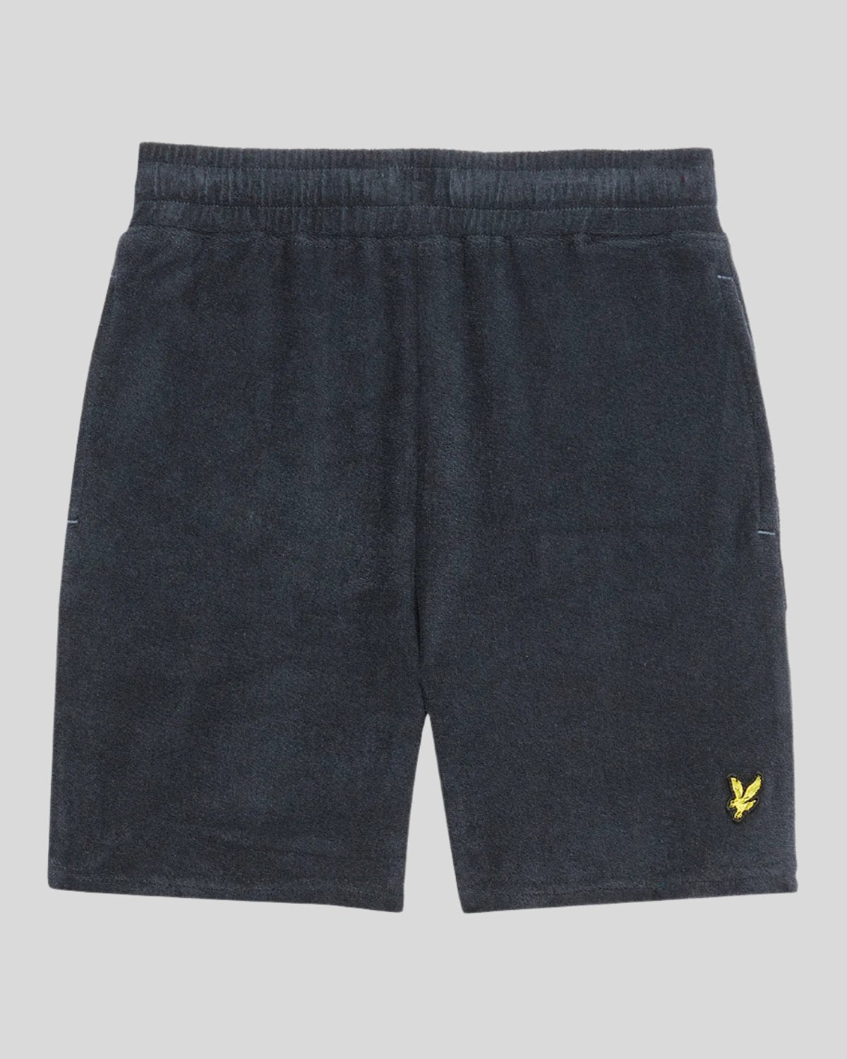 Junge trägt Frottee-Shorts in Dunkelblau