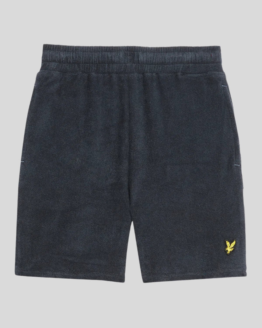 Junge trägt Frottee-Shorts in Dunkelblau