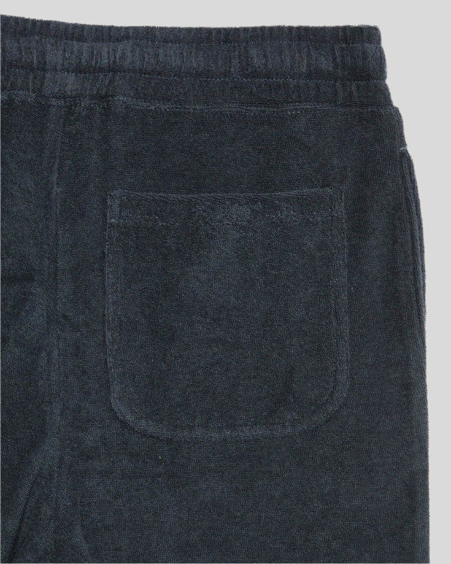 Junge trägt Frottee-Shorts in Dunkelblau