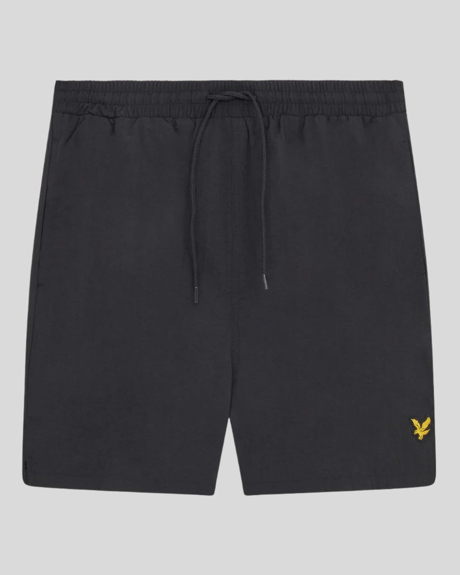 Uomo con pantaloncini da bagno semplici in nero corvino