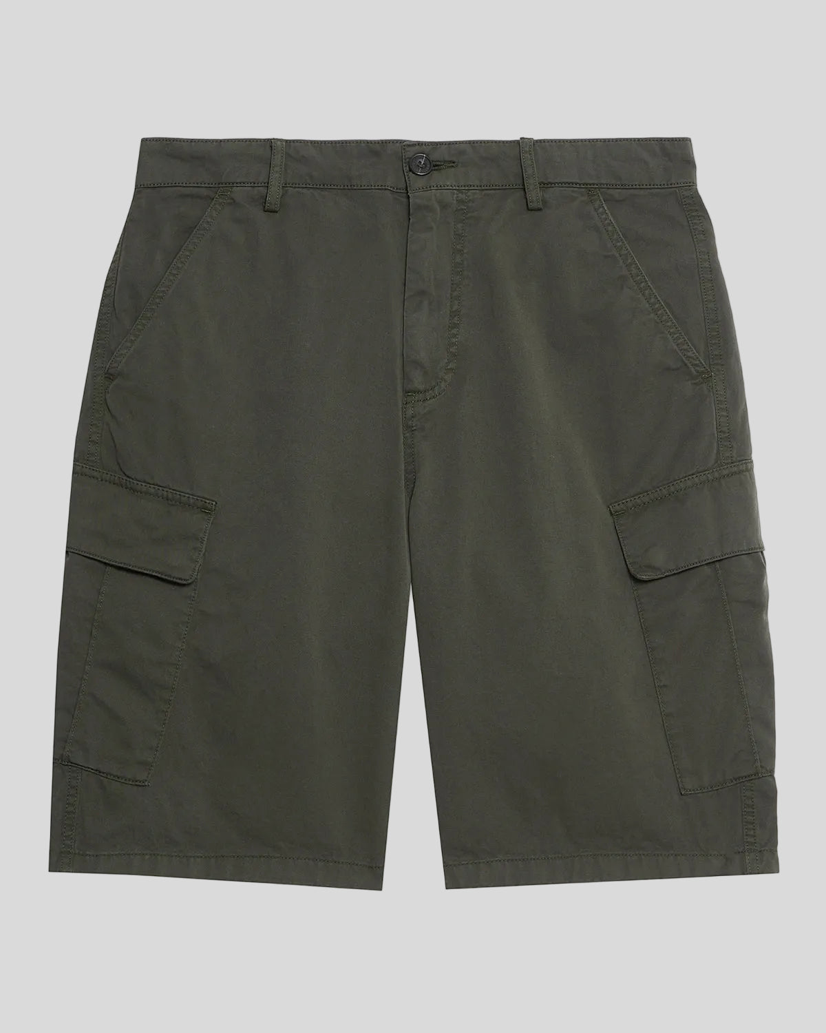 Uomo con pantaloncini cargo in cotone color oliva