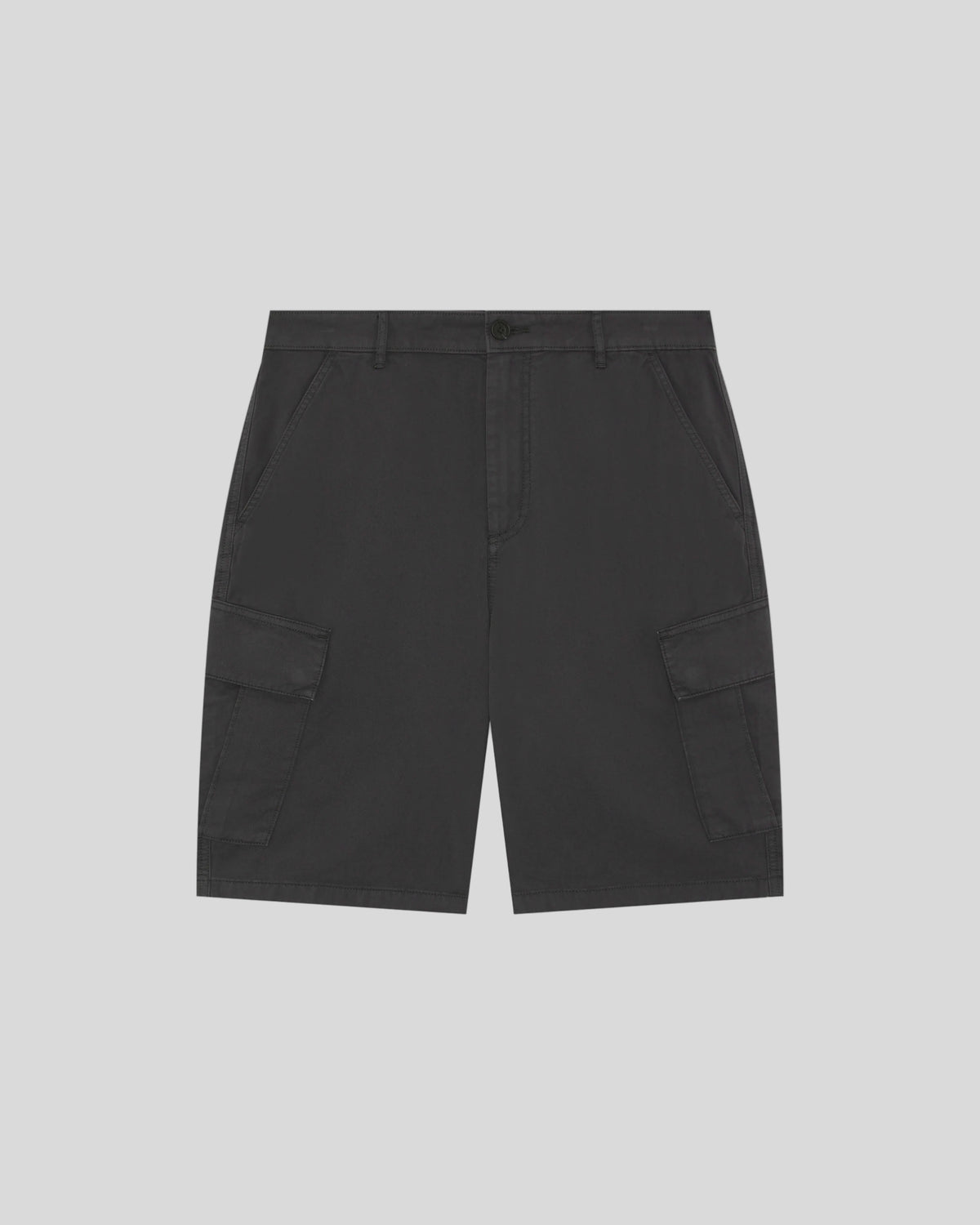 Uomo con pantaloncini cargo in cotone color antracite