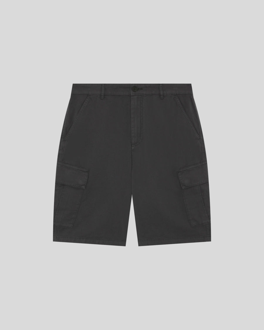 Uomo con pantaloncini cargo in cotone color antracite