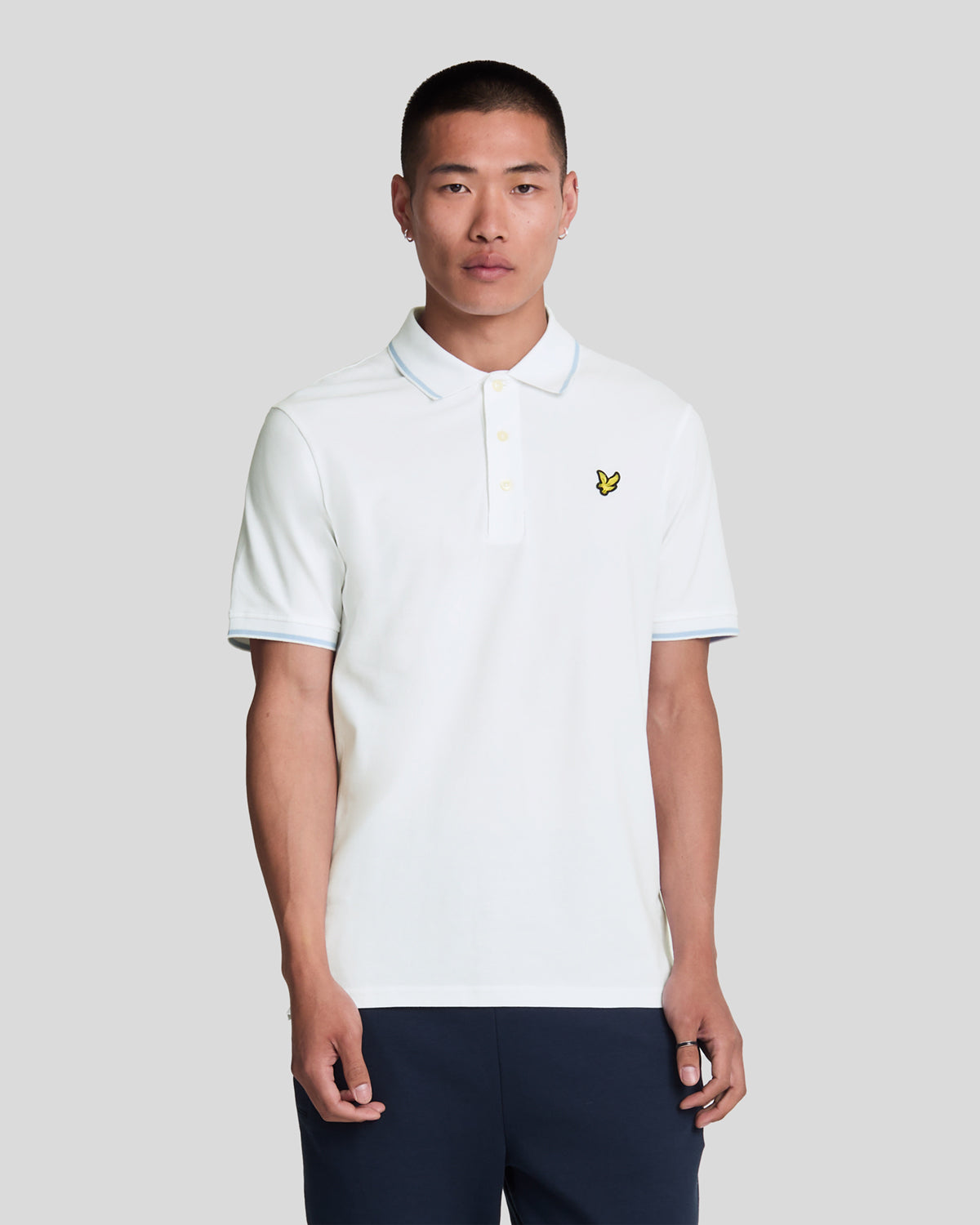 Uomo con polo a righe bianche e azzurre