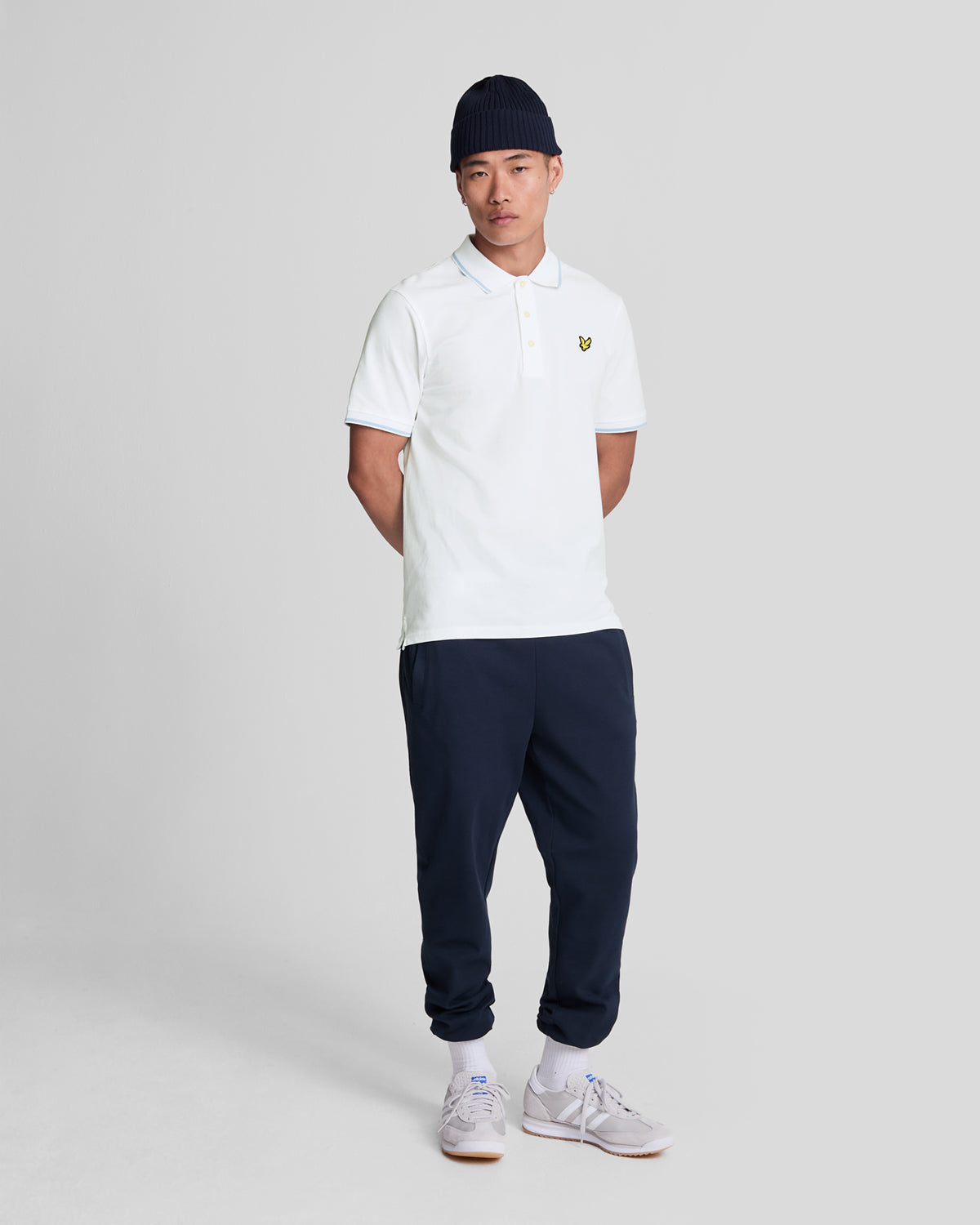 Uomo con polo a righe bianche e azzurre