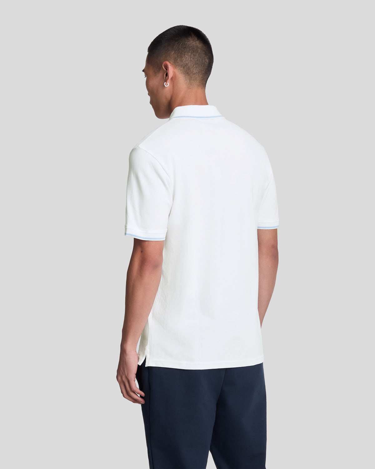 Uomo con polo a righe bianche e azzurre