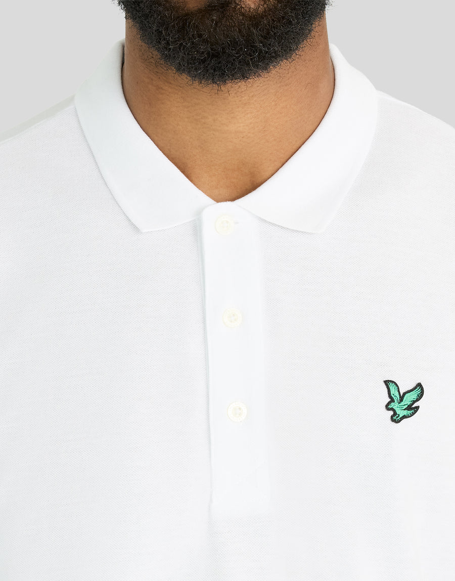 Mann trägt ein „Green Eagle“-Polohemd aus Baumwolle in Weiß