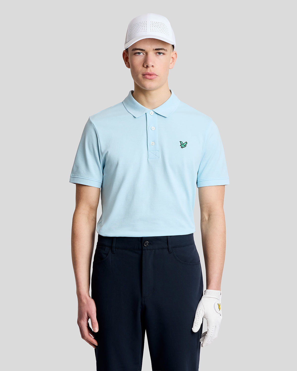 Mann trägt ein „Green Eagle“-Baumwoll-Poloshirt in der Farbe „Sea Breeze Blue“