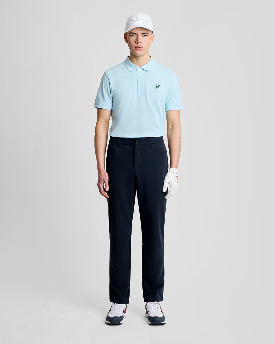 Mann trägt ein „Green Eagle“-Baumwoll-Poloshirt in der Farbe „Sea Breeze Blue“