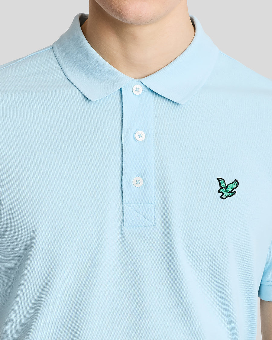 Mann trägt ein „Green Eagle“-Baumwoll-Poloshirt in der Farbe „Sea Breeze Blue“