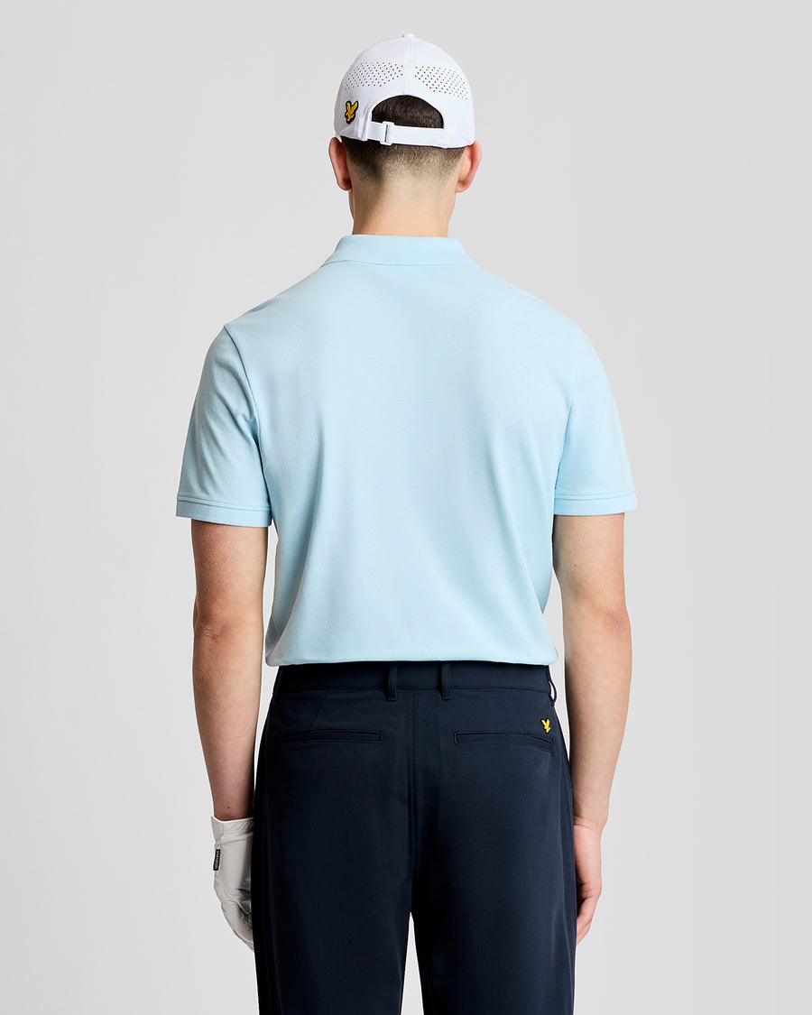 Mann trägt ein „Green Eagle“-Baumwoll-Poloshirt in der Farbe „Sea Breeze Blue“