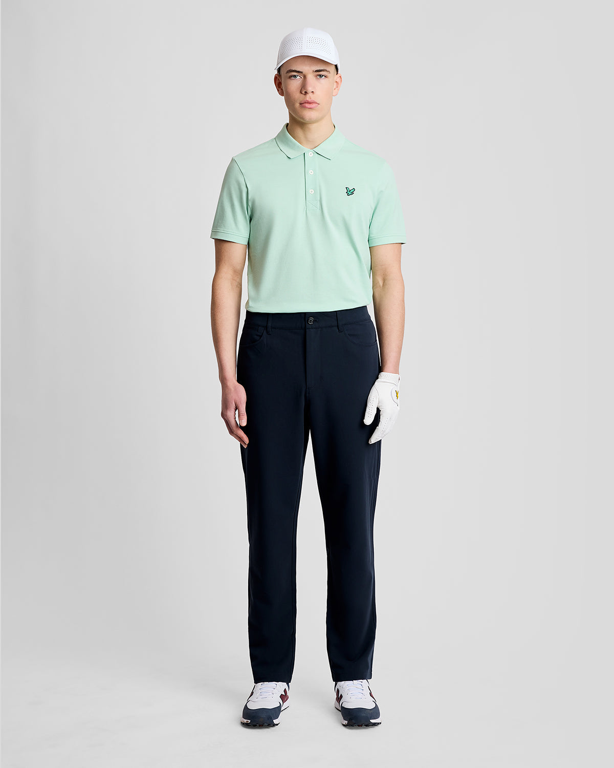 Mann trägt ein „Green Eagle“-Polohemd aus Baumwolle in der Farbe „Morning Mint“