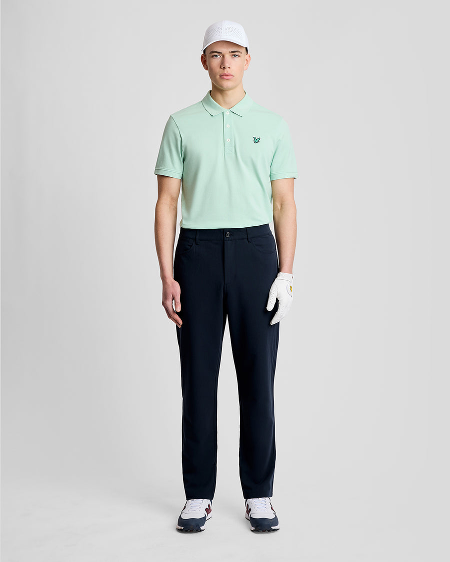 Mann trägt ein „Green Eagle“-Polohemd aus Baumwolle in der Farbe „Morning Mint“
