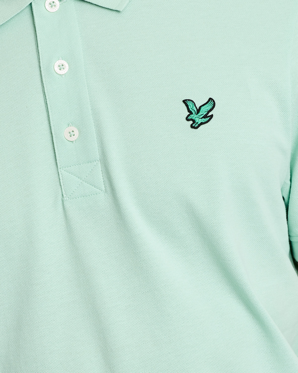 Mann trägt ein „Green Eagle“-Polohemd aus Baumwolle in der Farbe „Morning Mint“