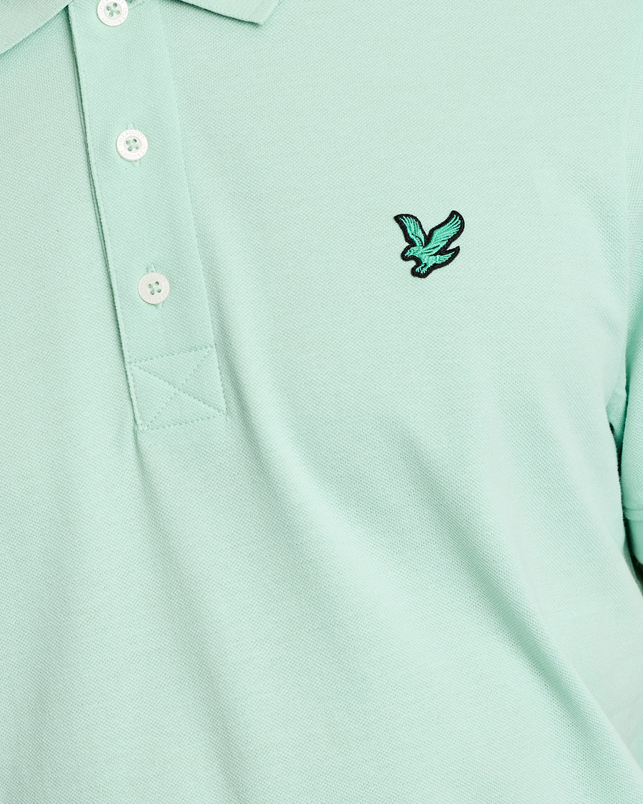 Mann trägt ein „Green Eagle“-Polohemd aus Baumwolle in der Farbe „Morning Mint“