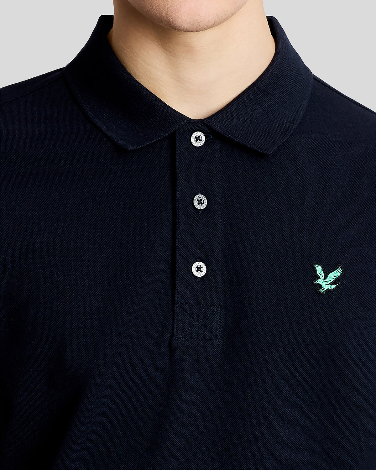Mann trägt ein „Green Eagle“-Polohemd aus Baumwolle in Dunkelblau