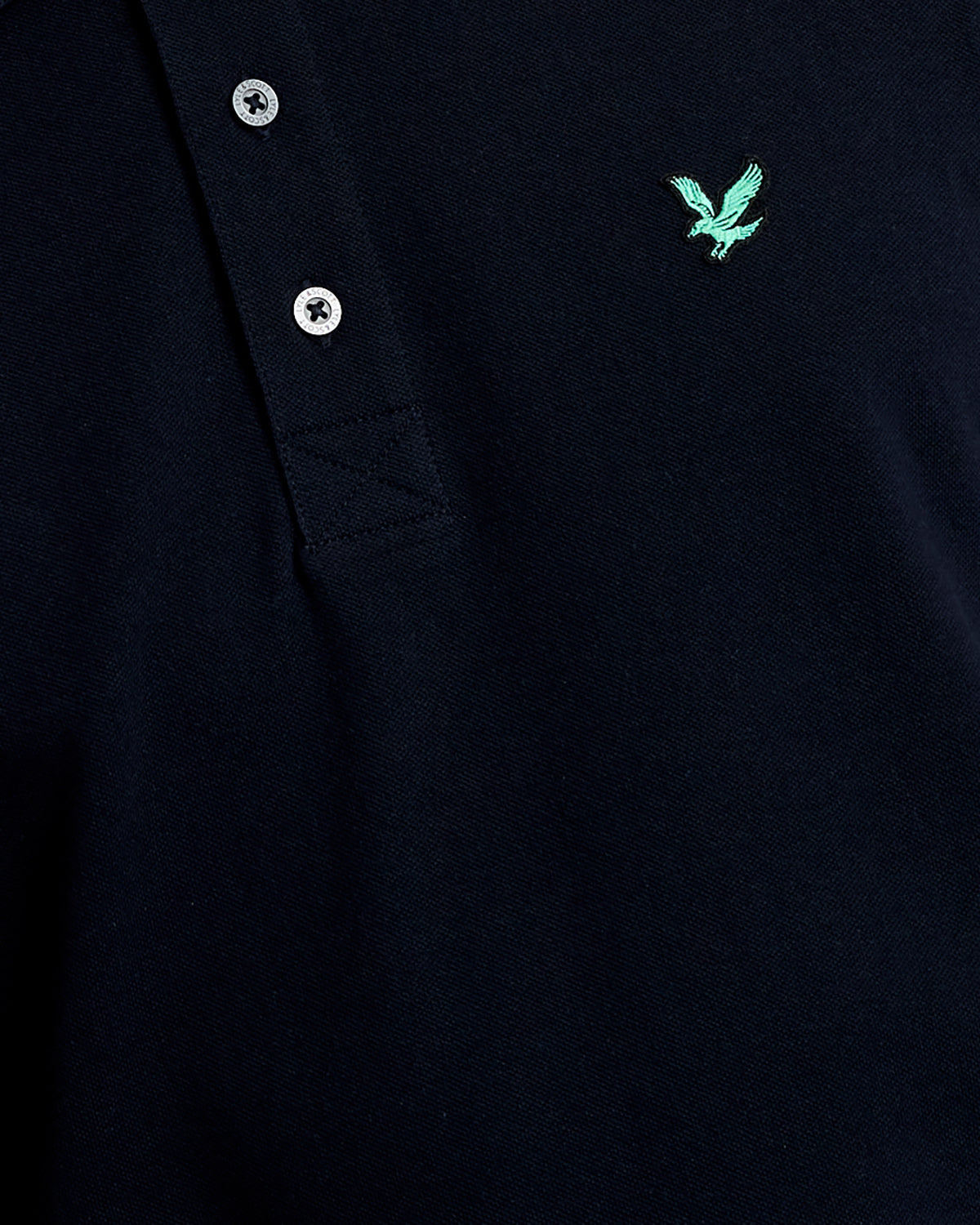 Mann trägt ein „Green Eagle“-Polohemd aus Baumwolle in Dunkelblau