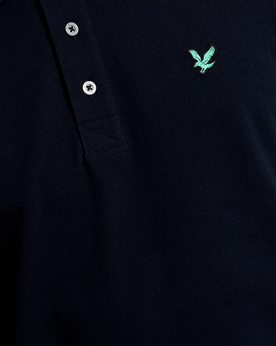 Mann trägt ein „Green Eagle“-Polohemd aus Baumwolle in Dunkelblau