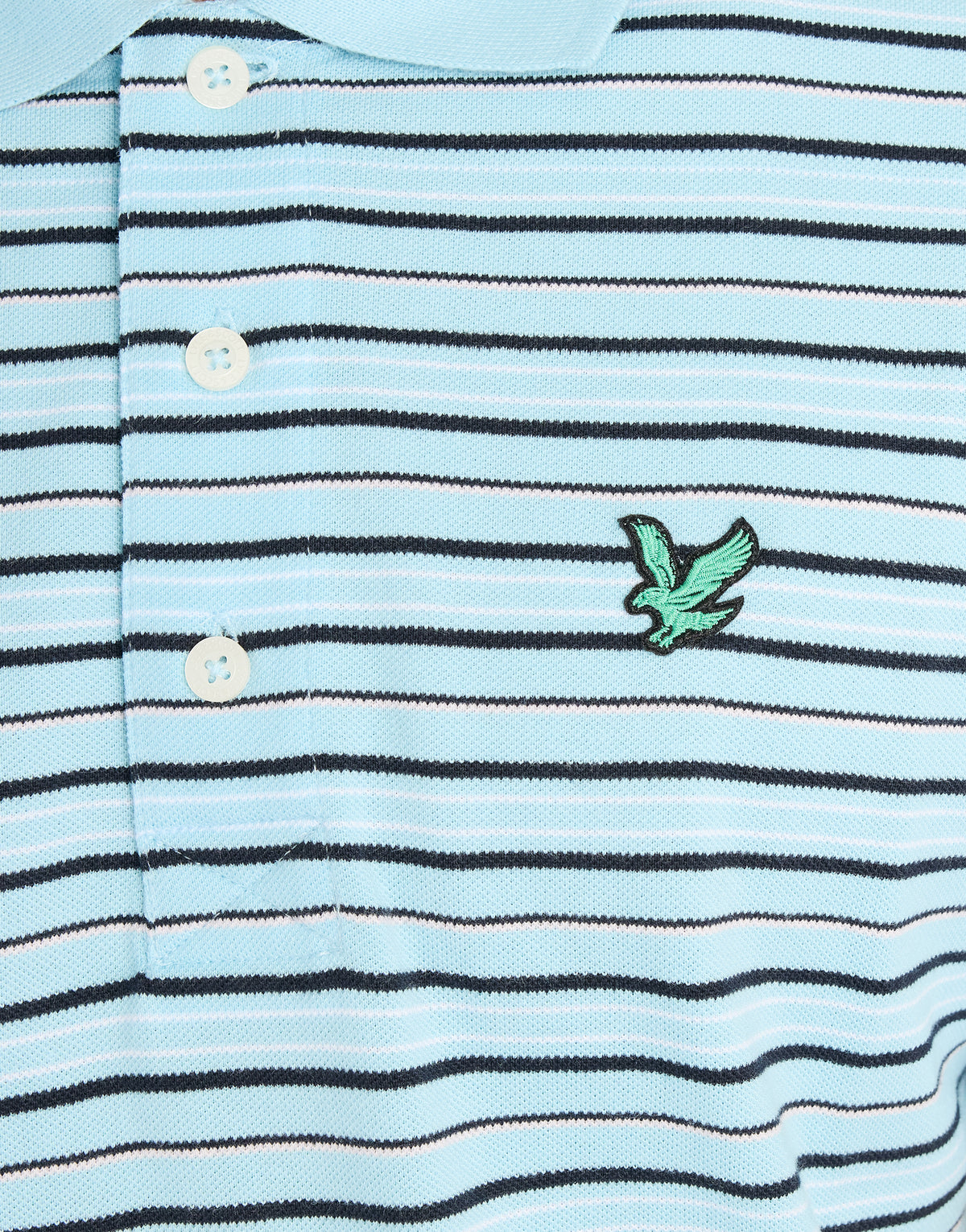 Mann trägt ein gestreiftes „Green Eagle“-Polohemd in den Farben „Sea Breeze Blue“ / „Dark Navy“ und „Subtle Pink“