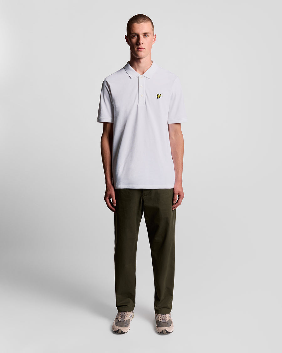 Man draagt een wit katoenen poloshirt