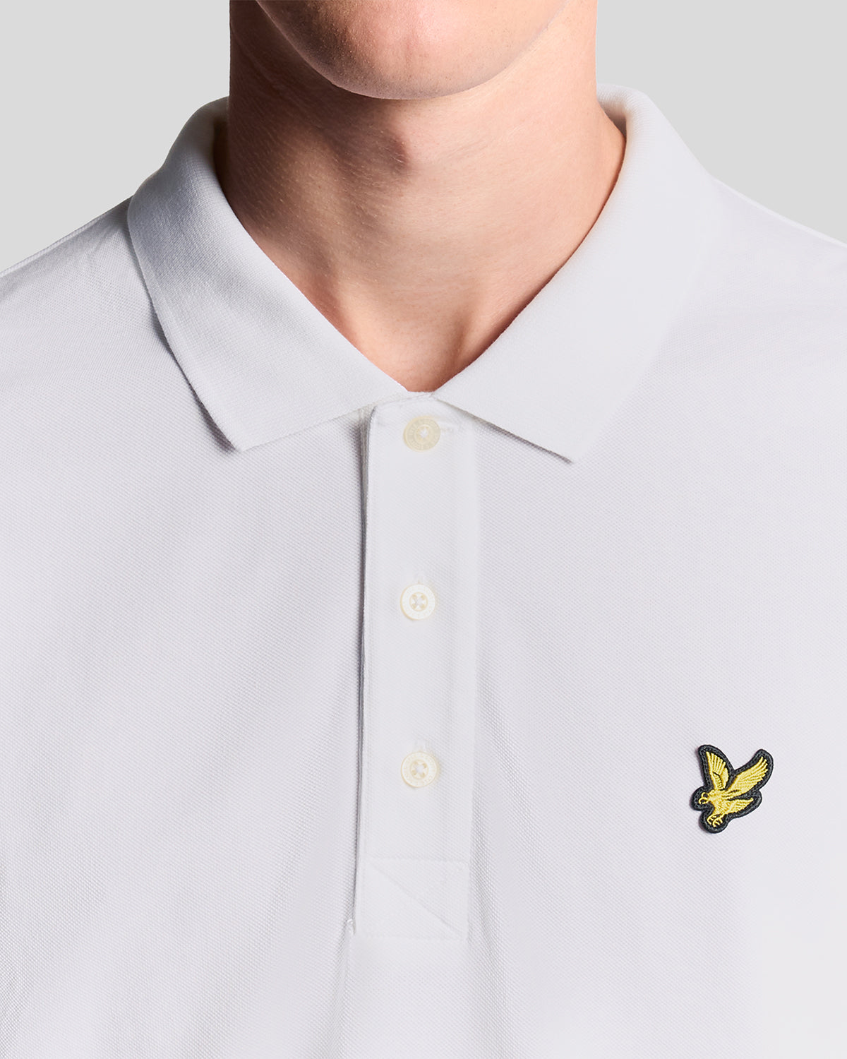 Man draagt een wit katoenen poloshirt