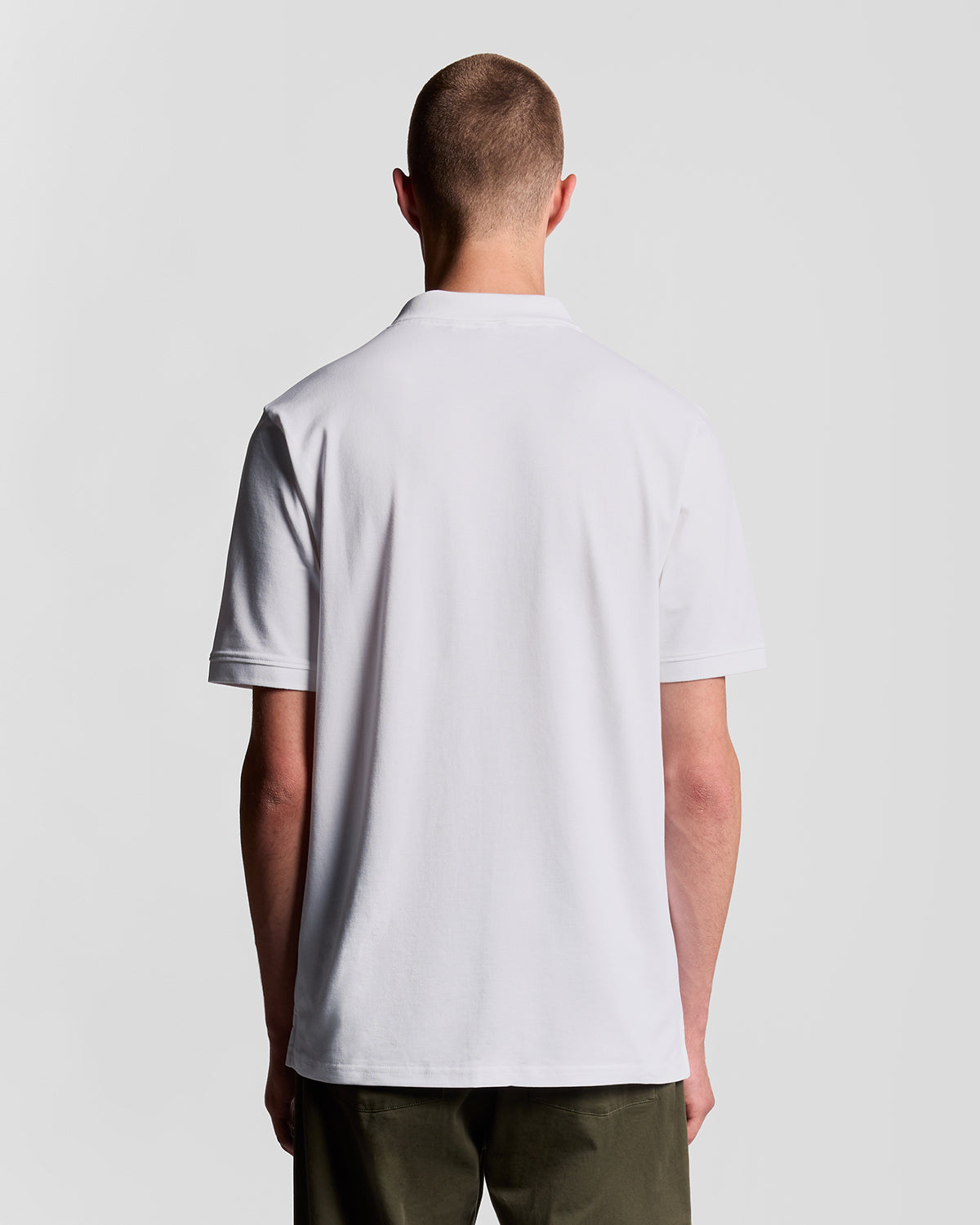 Man draagt een wit katoenen poloshirt