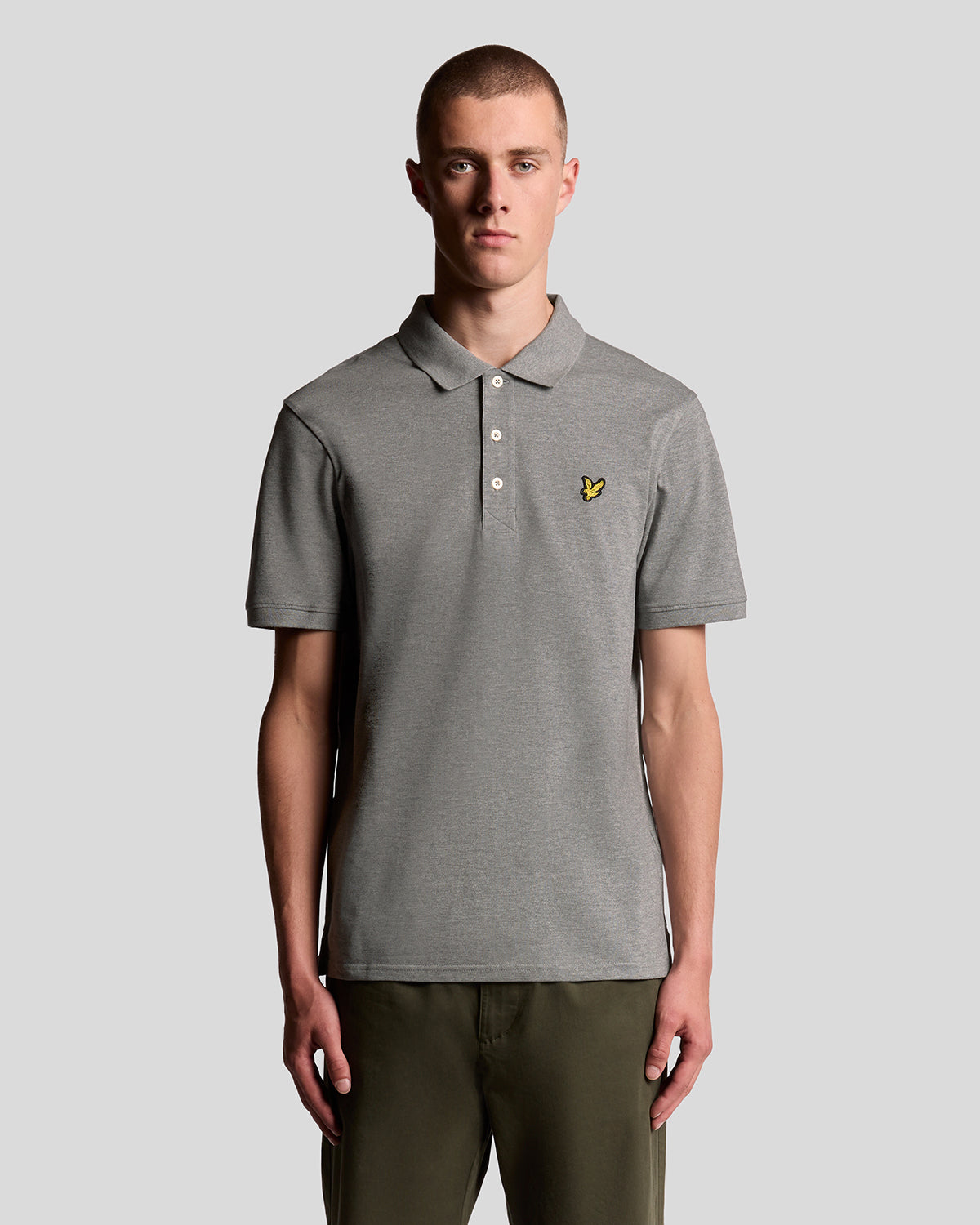 Homme portant un polo en coton gris chiné moyen