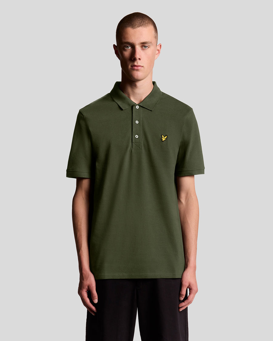 Man draagt een katoenen poloshirt in olijfgroen